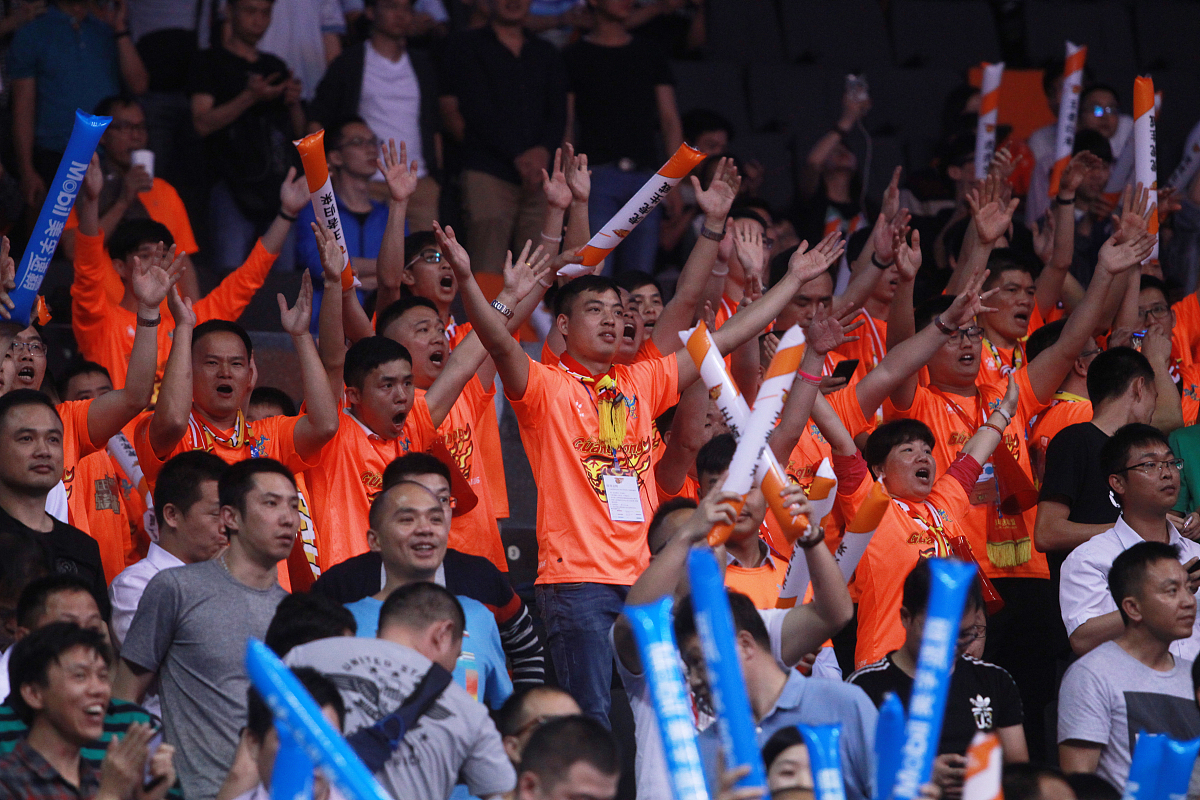 巅峰对决！两队实力均衡激烈角逐