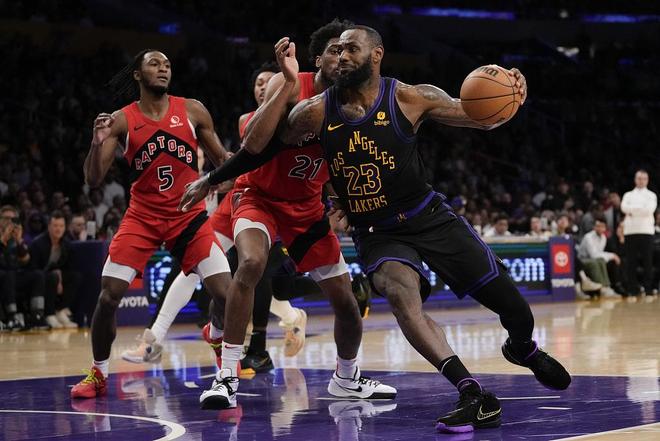 猛龙主帅称赞詹姆斯表现出色，自曝将选拉德而不选浓眉