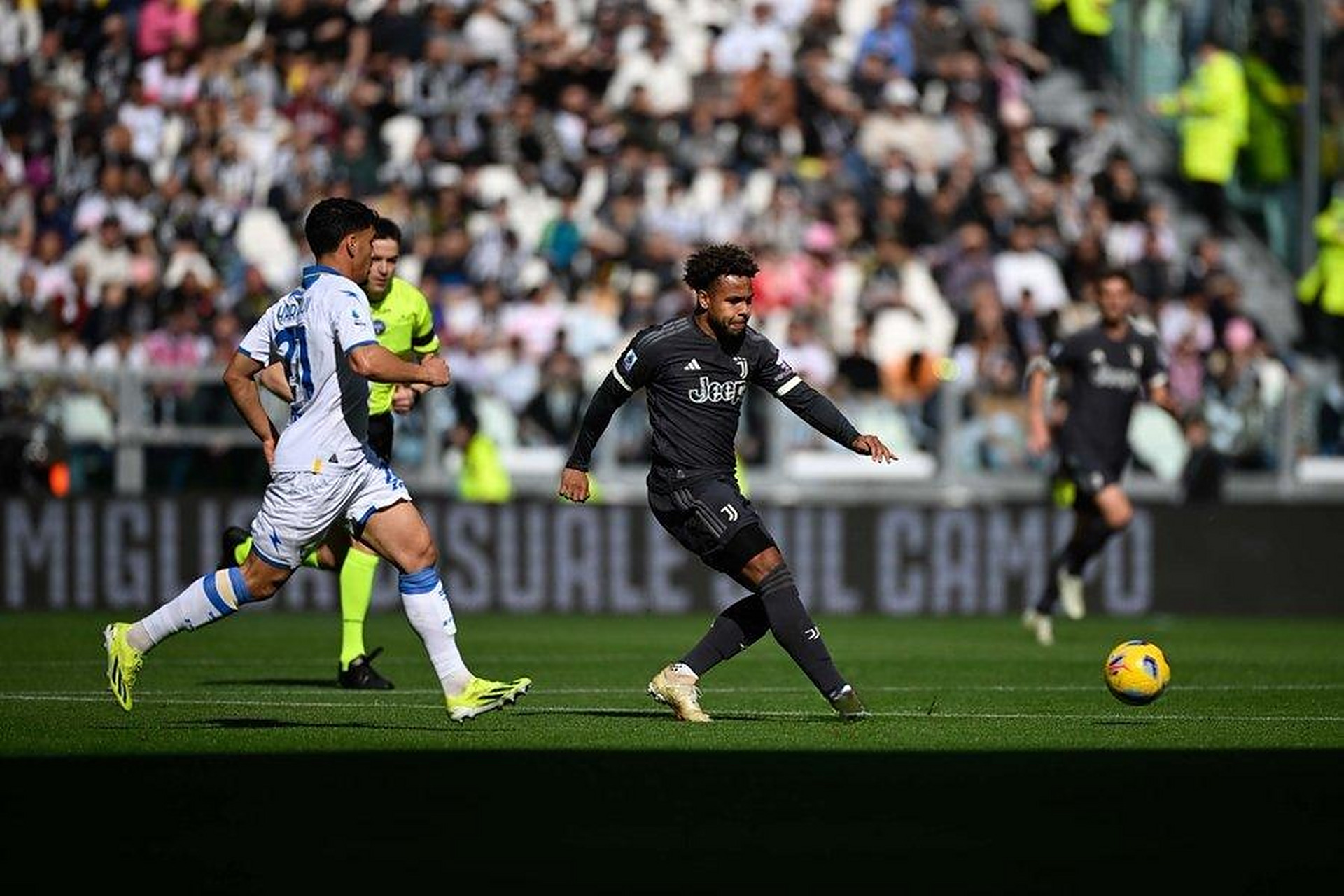 尤文图斯客场惨败，争冠形势堪忧