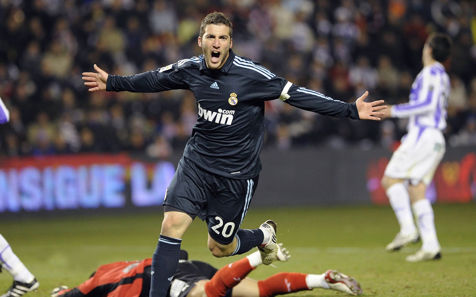 阿拉巴，奥地利之锚，稳稳锁定胜局