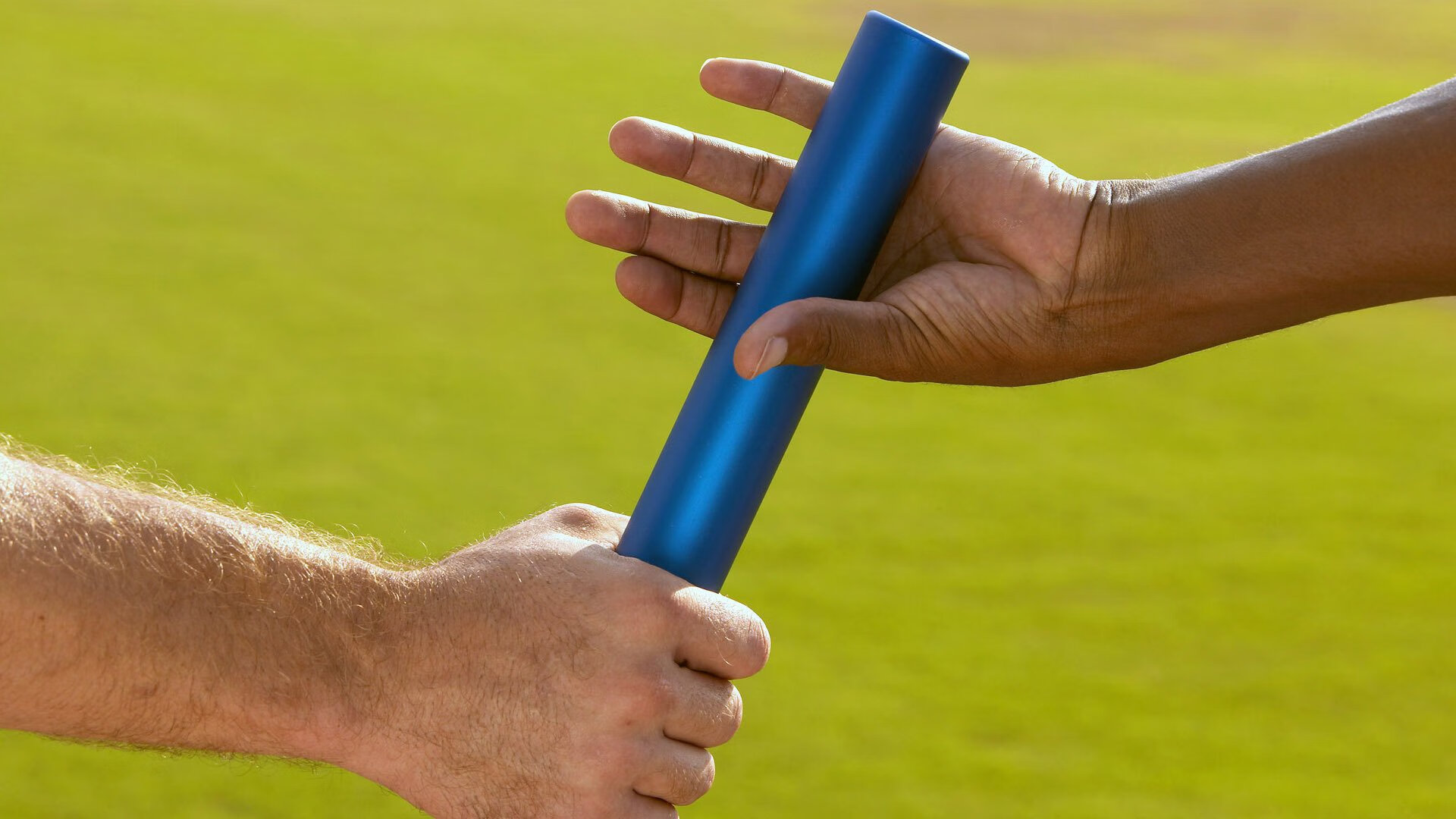 赛道与球场，上海的双线鏖战